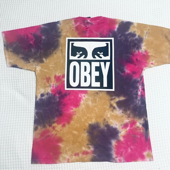 RARE OBEY tee featuring the brand’s iconic logo at the chest and back. Tie-dyed - Picture 4 of 10